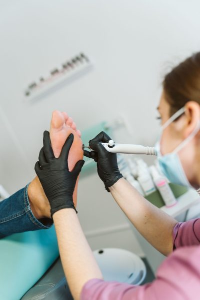 Kiedy pedicure kosmetyczny nie wystarcza - rola podologa w dbaniu o stopy.3
