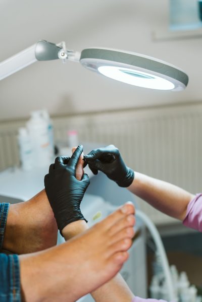Kiedy pedicure kosmetyczny nie wystarcza - rola podologa w dbaniu o stopy.5